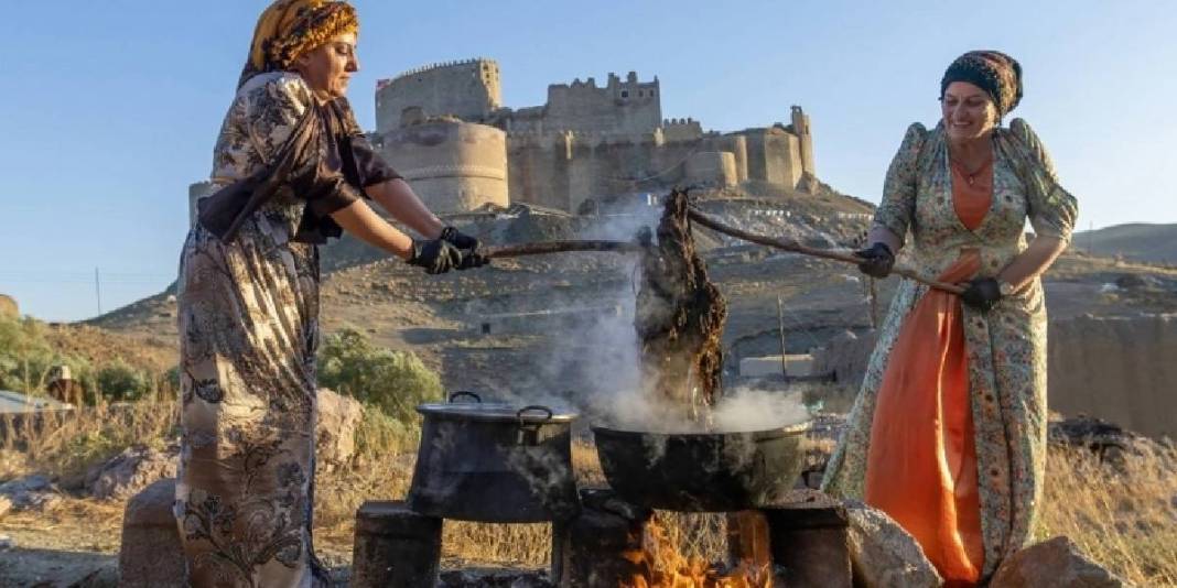 Katır sırtından dokuma tezgahına döviz gibi işleyen sistem! Vanlı kadınların elinde tek tek işleniyor 1